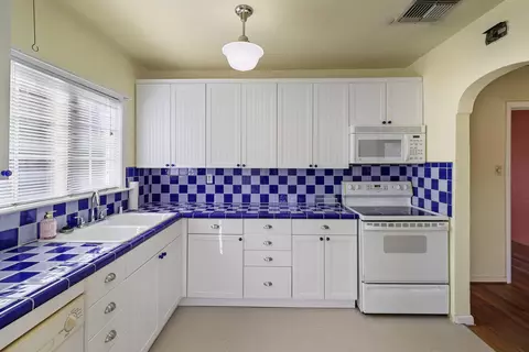 Kitchen - 2315 Butte St, Redding, CA 96001 photo 2 of 3