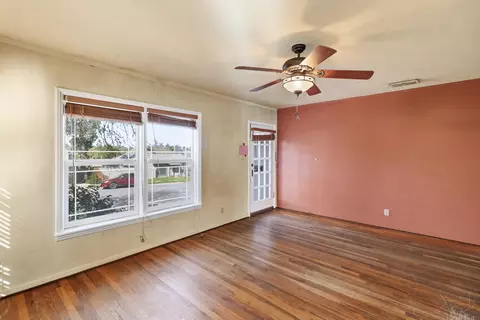 Living - 2315 Butte St, Redding, CA 96001 photo 3 of 7