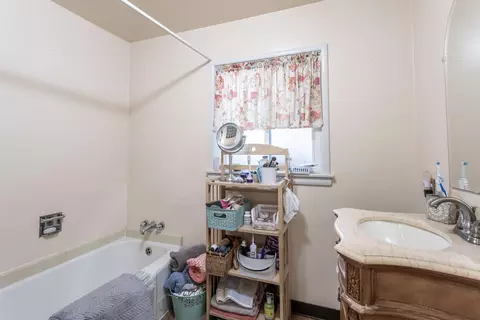 Bath - 1715 Barbara Rd, Redding, CA 96003 photo 1 of 1
