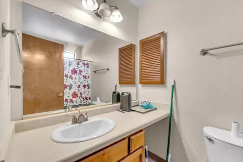Bath - 3087 Northwoods Way, Redding, CA 96002 photo 3 of 4