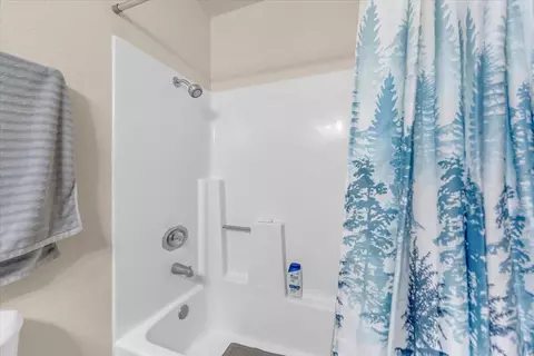 Bath - 3087 Northwoods Way, Redding, CA 96002 photo 2 of 4