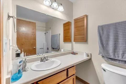 Bath - 3087 Northwoods Way, Redding, CA 96002 photo 1 of 4