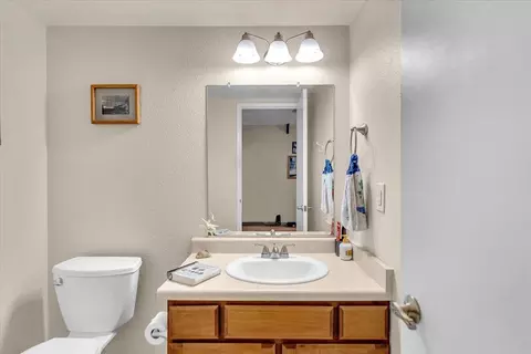 Bath - 3087 Northwoods Way, Redding, CA 96002 photo 4 of 4