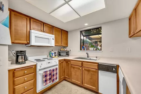 Kitchen - 3087 Northwoods Way, Redding, CA 96002 photo 2 of 4