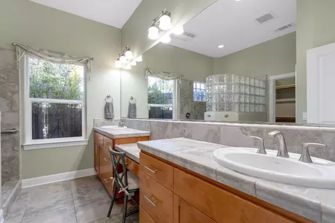 Bath - 3685 Wimbledon Dr, Redding, CA 96002 photo 1 of 2