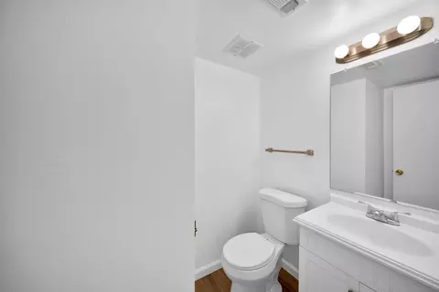 Bath - 1091 Del Sol Pl, Redding, CA 96002 photo 2 of 2