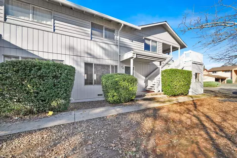 Exterior - 1091 Del Sol Pl, Redding, CA 96002 photo 3 of 8