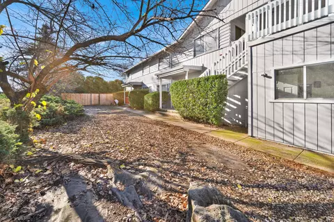 Exterior - 1091 Del Sol Pl, Redding, CA 96002 photo 4 of 8