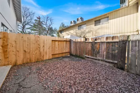 Exterior - 1091 Del Sol Pl, Redding, CA 96002 photo 6 of 8