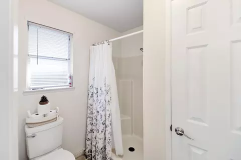 Bath - 200 Ridgetop Dr #31, Redding, CA 96003 photo 2 of 3