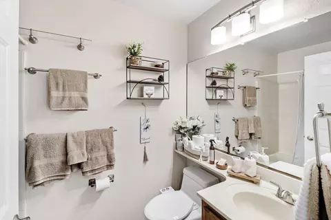 Bath - 200 Ridgetop Dr #31, Redding, CA 96003 photo 3 of 3