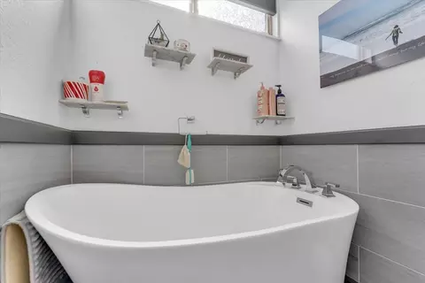 Bath - 14115 Trinity Ave, Red Bluff, CA 96080 photo 2 of 3