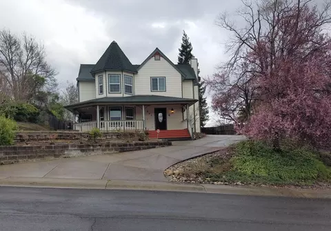 965 Willow Brook Ln, Redding, CA 96003