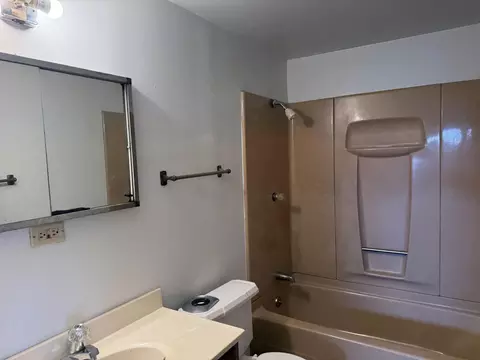 Bath - 1400 Riviera Dr, Redding, CA 96001 photo 1 of 3