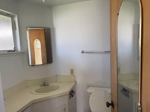 Bath - 1400 Riviera Dr, Redding, CA 96001 photo 2 of 3