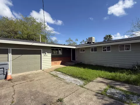 Exterior - 1400 Riviera Dr, Redding, CA 96001 photo 3 of 4