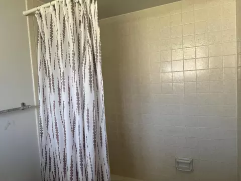 Bath - 1400 Riviera Dr, Redding, CA 96001 photo 3 of 3
