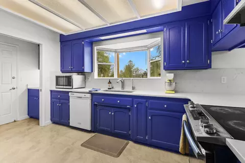 Kitchen - 20728 Old 44 Dr, Redding, CA 96003 photo 3 of 5