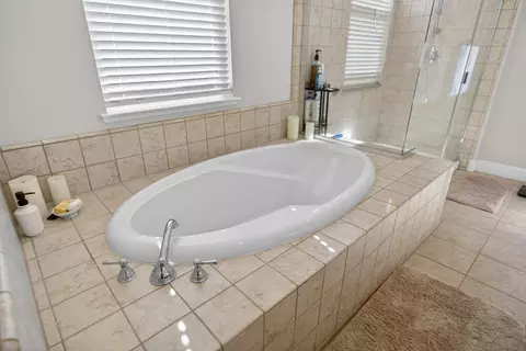 Bath - 751 Woodacre Dr, Redding, CA 96002 photo 3 of 4