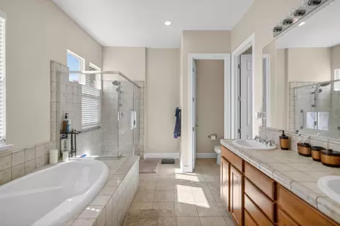 Bath - 751 Woodacre Dr, Redding, CA 96002 photo 2 of 4