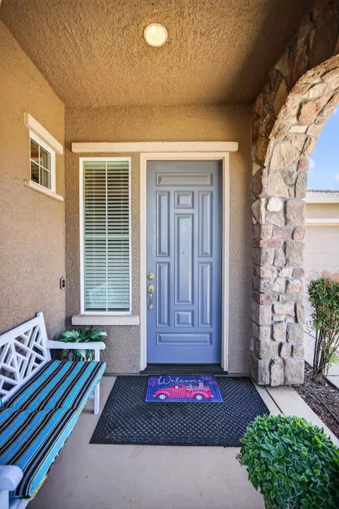 Entry Way - 751 Woodacre Dr, Redding, CA 96002 photo 5 of 8