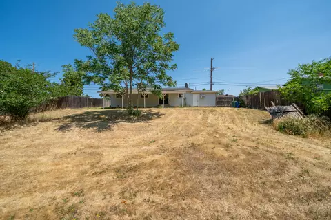 Exterior - 852 Lake Blvd, Redding, CA 96003 photo 9 of 10