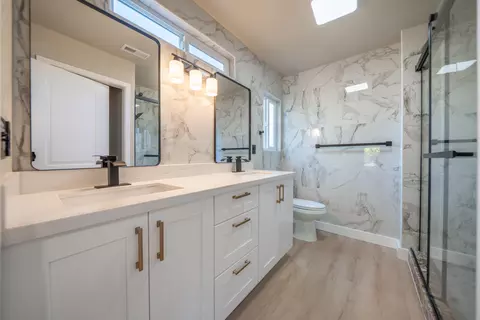 Bath - 19767 Paso Robles Ave, Redding, CA 96003 photo 1 of 5