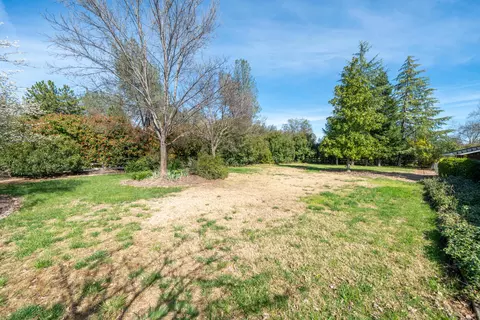 Exterior - 19767 Paso Robles Ave, Redding, CA 96003 photo 17 of 21