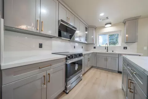 Kitchen - 19767 Paso Robles Ave, Redding, CA 96003 photo 6 of 6