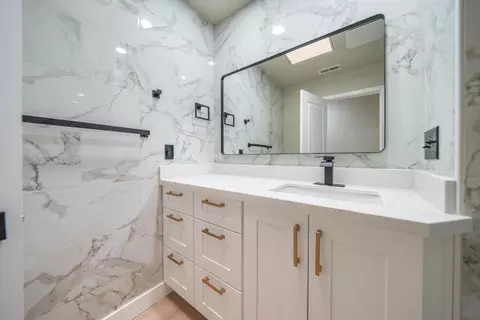 Bath - 19767 Paso Robles Ave, Redding, CA 96003 photo 4 of 5