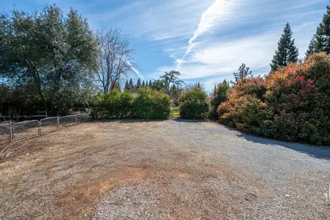 Exterior - 19767 Paso Robles Ave, Redding, CA 96003 photo 18 of 21