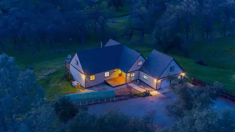 13672 Twin Lakes Ln, Redding, CA 96003