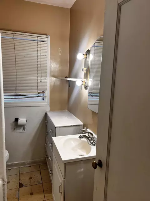 Bath - 1549 Jackson St, Red Bluff, CA 96080 photo 2 of 2