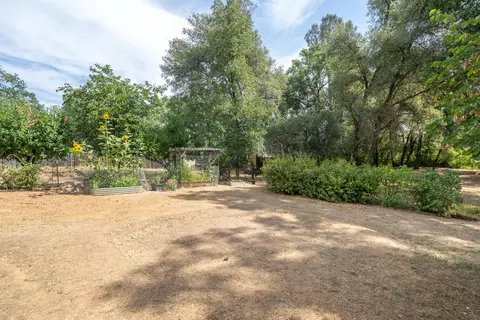 Exterior - 10587 Quail Hollow Dr, Redding, CA 96003 photo 11 of 20