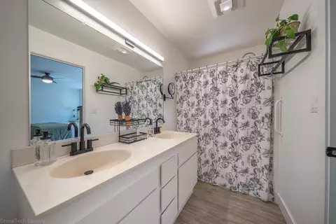 Bath - 10587 Quail Hollow Dr, Redding, CA 96003 photo 1 of 3