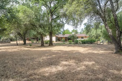 Exterior - 10587 Quail Hollow Dr, Redding, CA 96003 photo 18 of 20