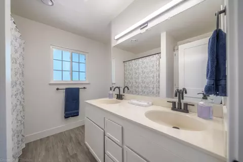 Bath - 10587 Quail Hollow Dr, Redding, CA 96003 photo 2 of 3