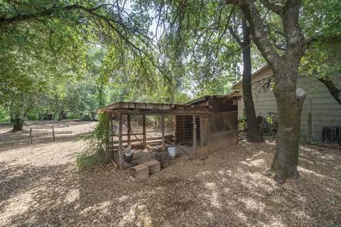 Exterior - 10587 Quail Hollow Dr, Redding, CA 96003 photo 4 of 20