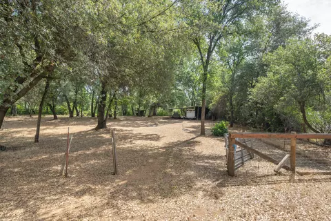 Exterior - 10587 Quail Hollow Dr, Redding, CA 96003 photo 5 of 20