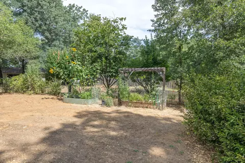 Exterior - 10587 Quail Hollow Dr, Redding, CA 96003 photo 12 of 20