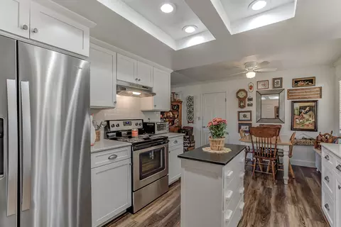 Kitchen - 18601 Stallion Dr, Red Bluff, CA 96080 photo 3 of 5