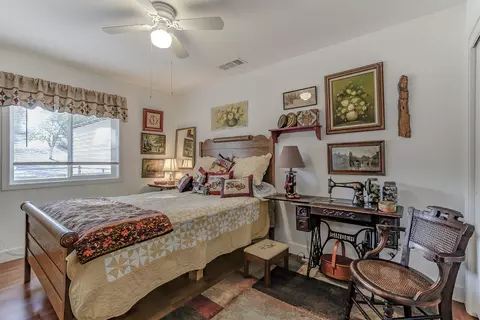 Bedroom - 18601 Stallion Dr, Red Bluff, CA 96080 photo 2 of 3