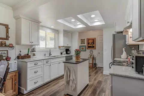Kitchen - 18601 Stallion Dr, Red Bluff, CA 96080 photo 4 of 5