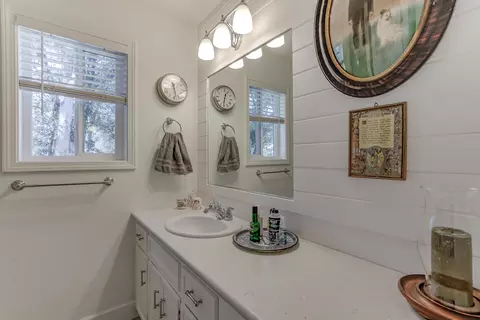 Bath - 18601 Stallion Dr, Red Bluff, CA 96080 photo 1 of 4