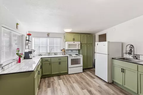 Kitchen - 8641 Redbank Rd, Redding, CA 96001 photo 7 of 8