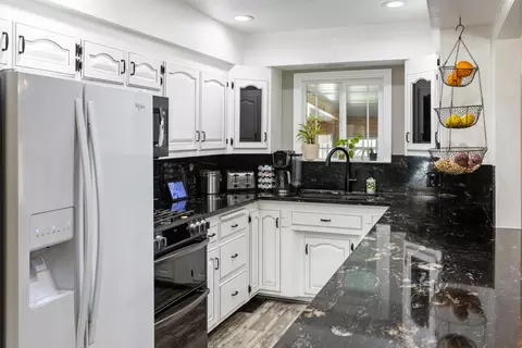 Kitchen - 8641 Redbank Rd, Redding, CA 96001 photo 5 of 8