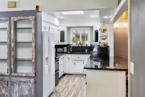 Kitchen - 8641 Redbank Rd, Redding, CA 96001 photo 6 of 8