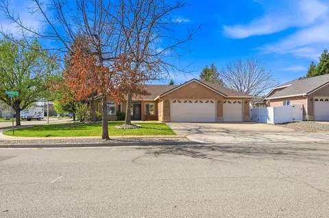 3594 Laramie St, Redding, CA 96002