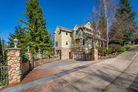Exterior - 310 Overhill Dr, Redding, CA 96001 photo 3 of 7