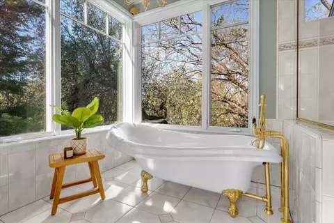 Bath - 310 Overhill Dr, Redding, CA 96001 photo 1 of 3